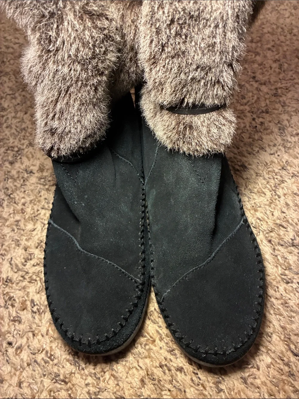 Toms suede shoe